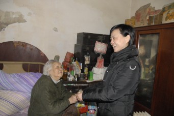1月21日，市民革副主委沈翠英代表市委会看望慰问辛亥后裔曹璧老人