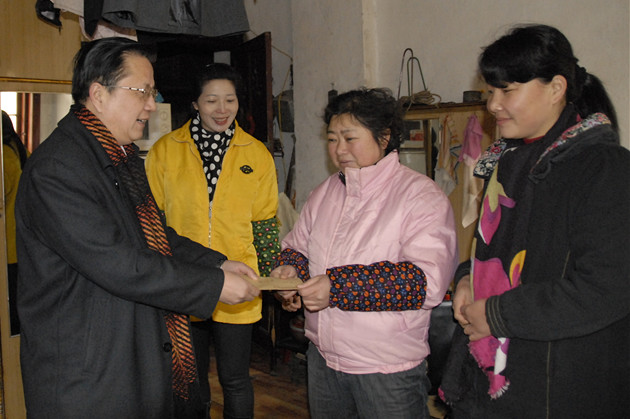 1月26日，市民革秘书长徐学萍在同仁社区黄书记的陪同下,看望慰问该社区贫困户。