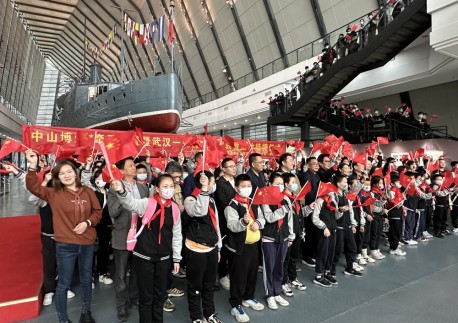 民革武汉市委会牵手武汉市第一聋哑学校走进中山舰