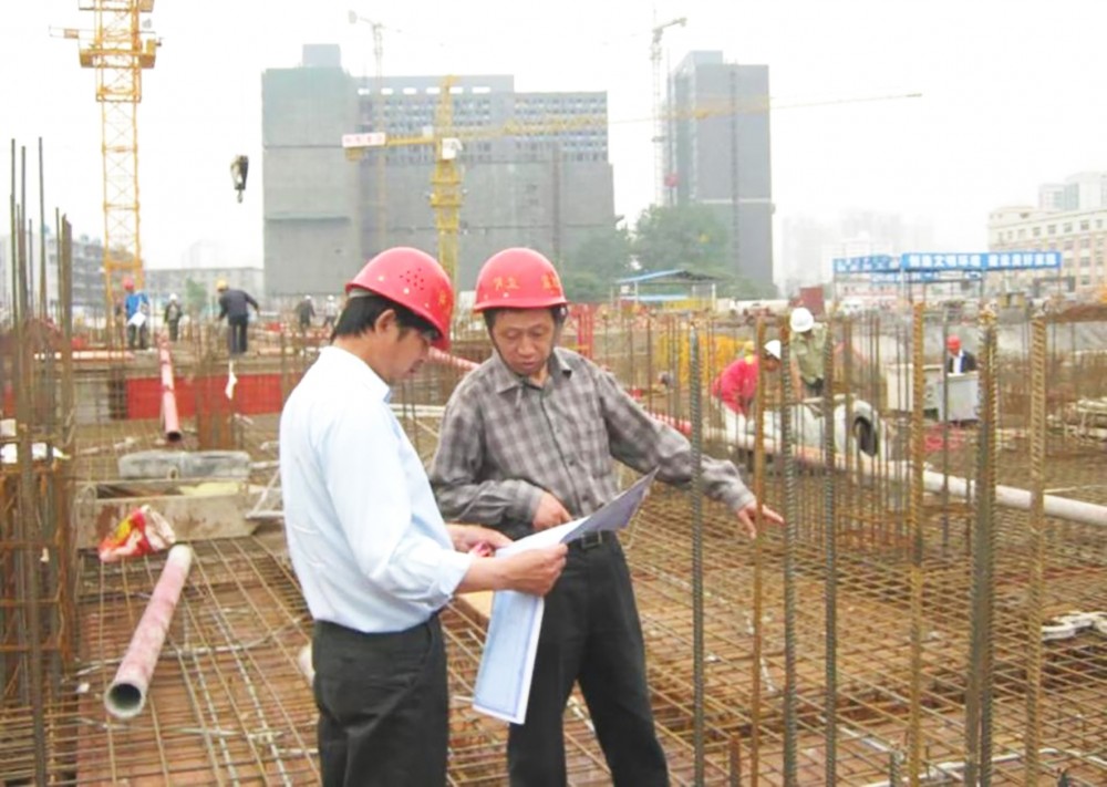 2010年5月，严东在公司鑫城国际项目工地上检查工程质量