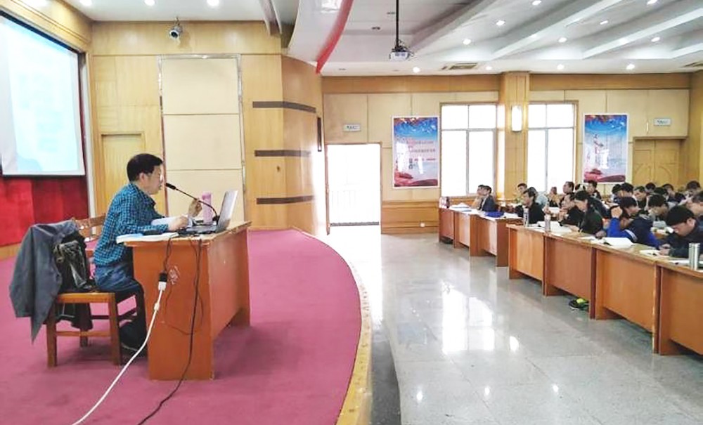 2018年3月，严东作为行业协会讲师，为学员讲授建筑节能与绿色建筑课程