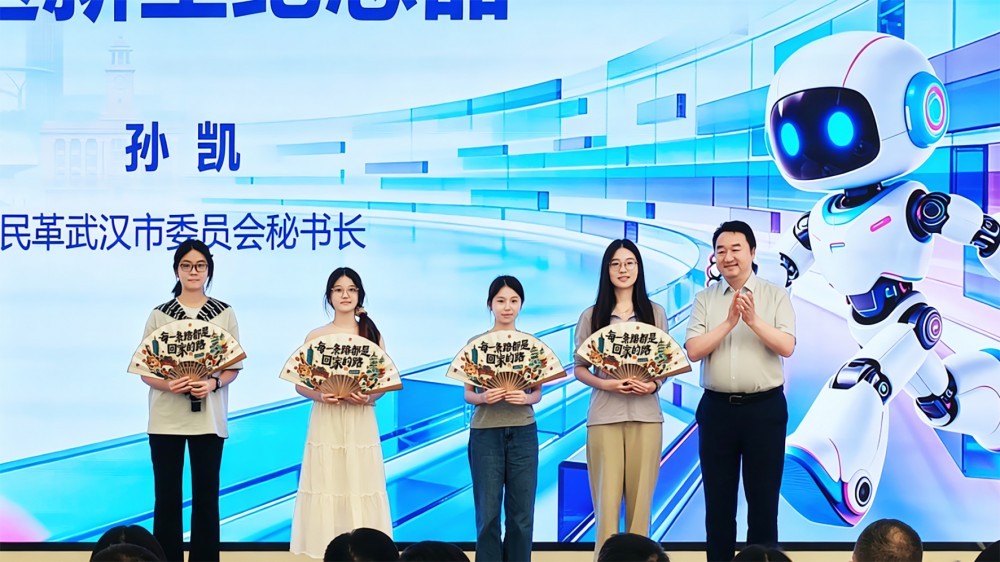 民革武汉市委会秘书长孙凯为新生代表发放纪念品